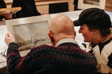 Deelnemers bestuderen een kunstwerk