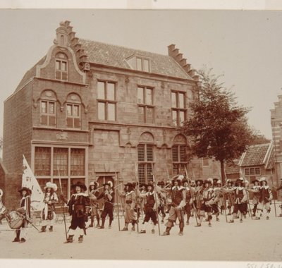 Naspelen van de schutterijoptocht tijdens de Nijverheids- en Kunsttentoonstelling op 3 juni 1897