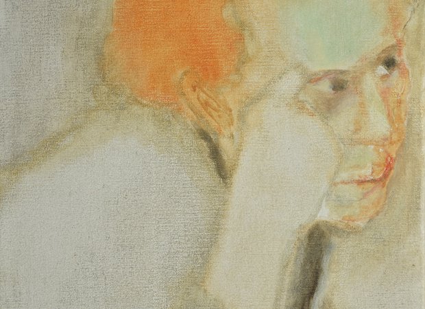 Vrouw met oranje haar ondersteunt haar hoofd met haar hand.