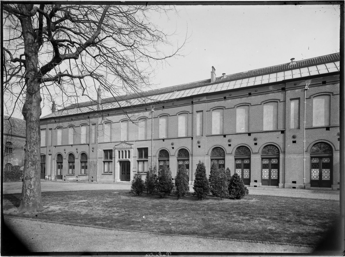 H.J. Tollens - De ingang van het Dordrechts Museum met de tuin kort na de verhuizing naar de Museumstraat - 1904