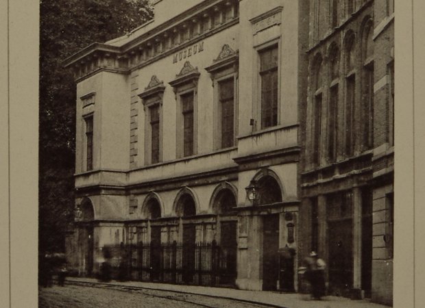 Foto Regionaal Archief Dordrecht - Dordrechts Museum in gebouw de Boterbeurs aan de Wijnstraat. - 1898
