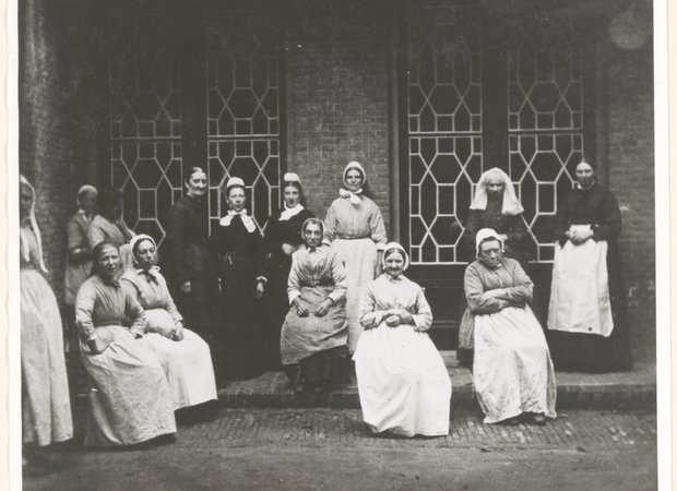 Een groep bewoners van de psychiatrische instelling met enkele verpleegkundigen - 1882