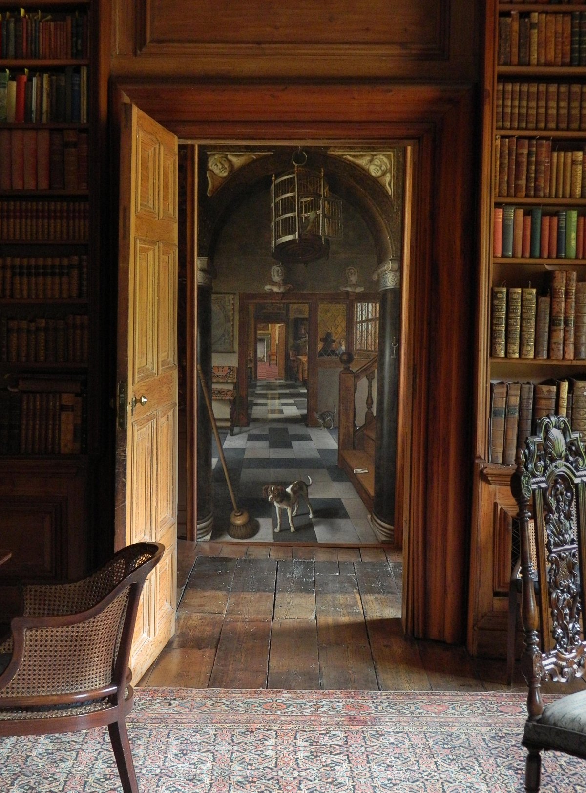 Werk van Van Hoogstraten vanuit een kamer gefotografeerd. Door het perspectief lijkt het alsof je er in kunt lopen.